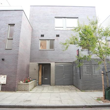Spacious 3-Story Retreat With Rooftop Terrace And Modern Amenities Λονδίνο Εξωτερικό φωτογραφία