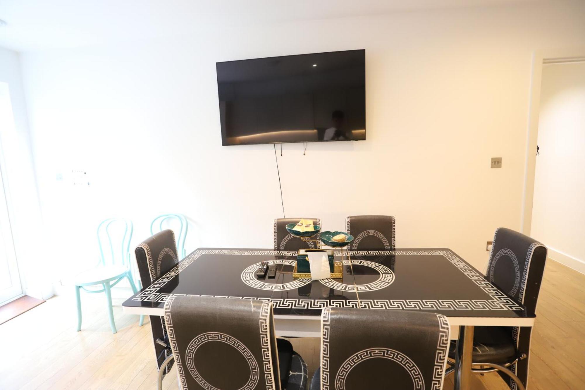 Spacious 3-Story Retreat With Rooftop Terrace And Modern Amenities Λονδίνο Εξωτερικό φωτογραφία
