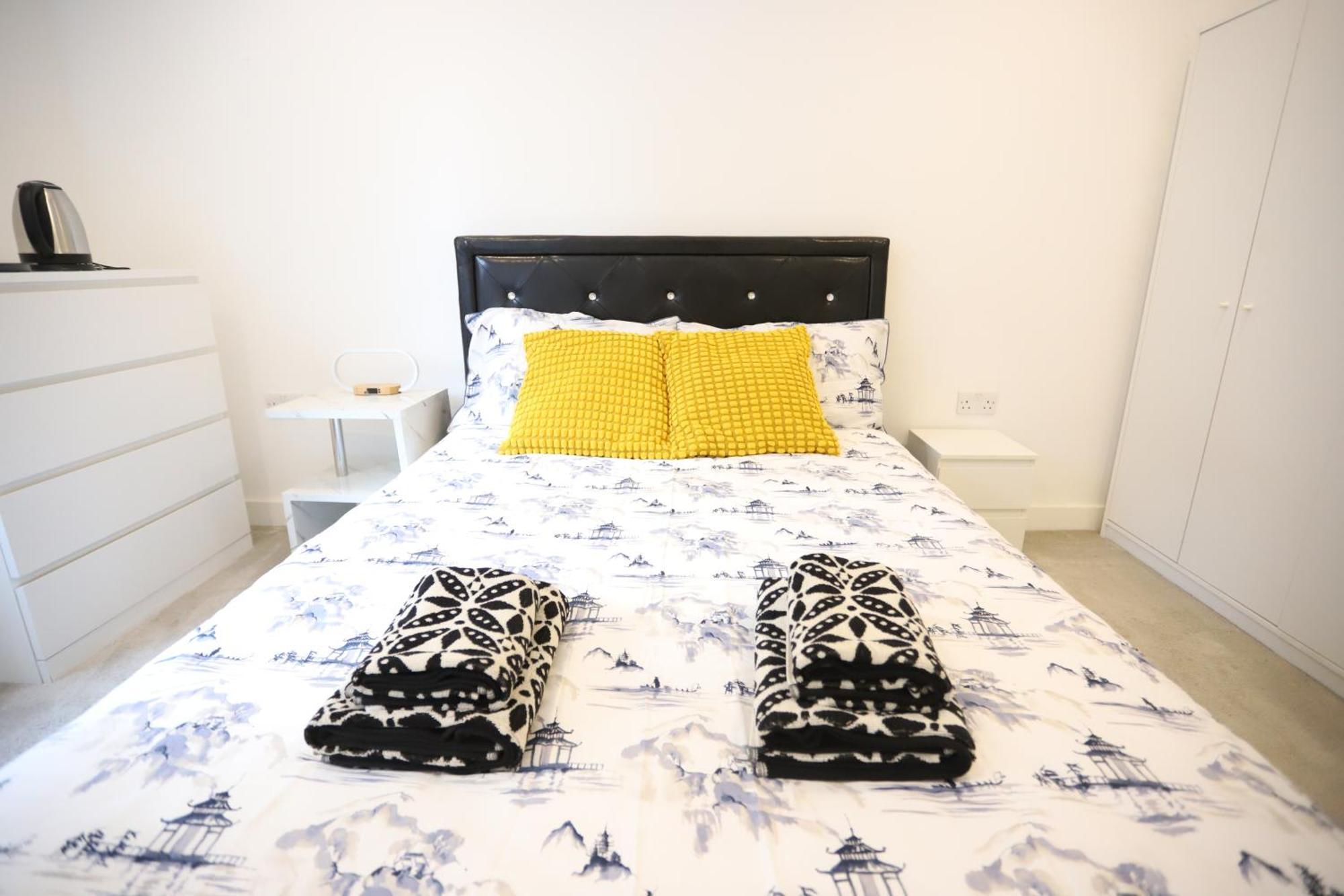 Spacious 3-Story Retreat With Rooftop Terrace And Modern Amenities Λονδίνο Εξωτερικό φωτογραφία