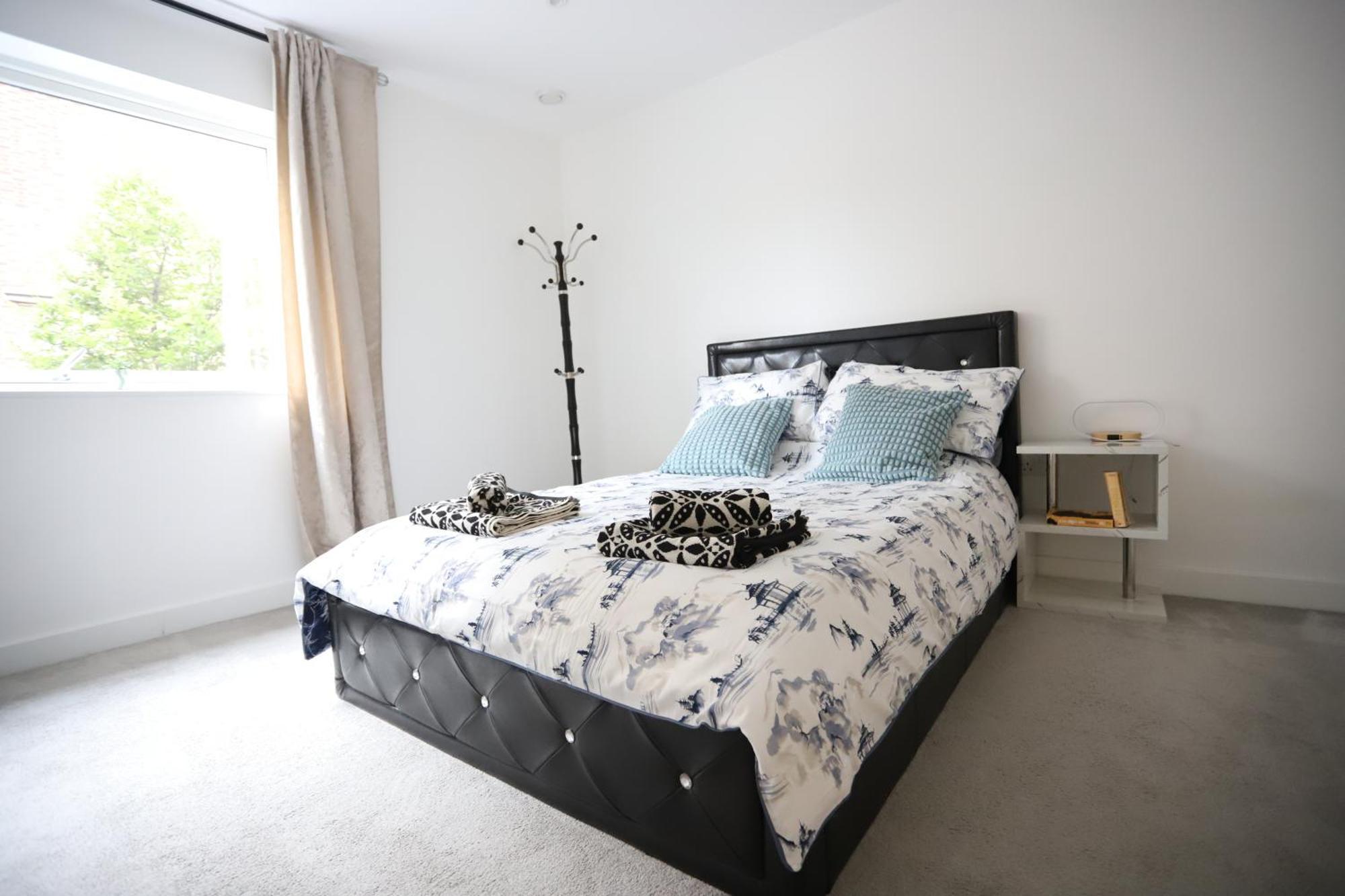 Spacious 3-Story Retreat With Rooftop Terrace And Modern Amenities Λονδίνο Εξωτερικό φωτογραφία